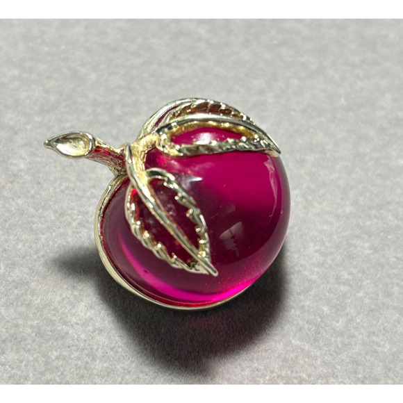 Vintage Sarah Coventry Pink Red Lucite Gold Tone Domed Apple Pin Brooch - Picture 1 of 15